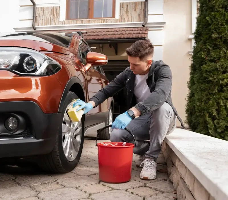 Lavage auto à domicile Corgnac-sur-l'Isle : professionnel intervenant sur un véhicule